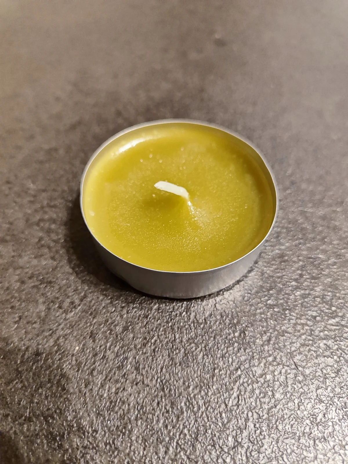 Gelbgrüner Farbton beim Kerzenfärben mit Kratom Gelbgrüne Kratom-Kerze als botanischer Wachstest