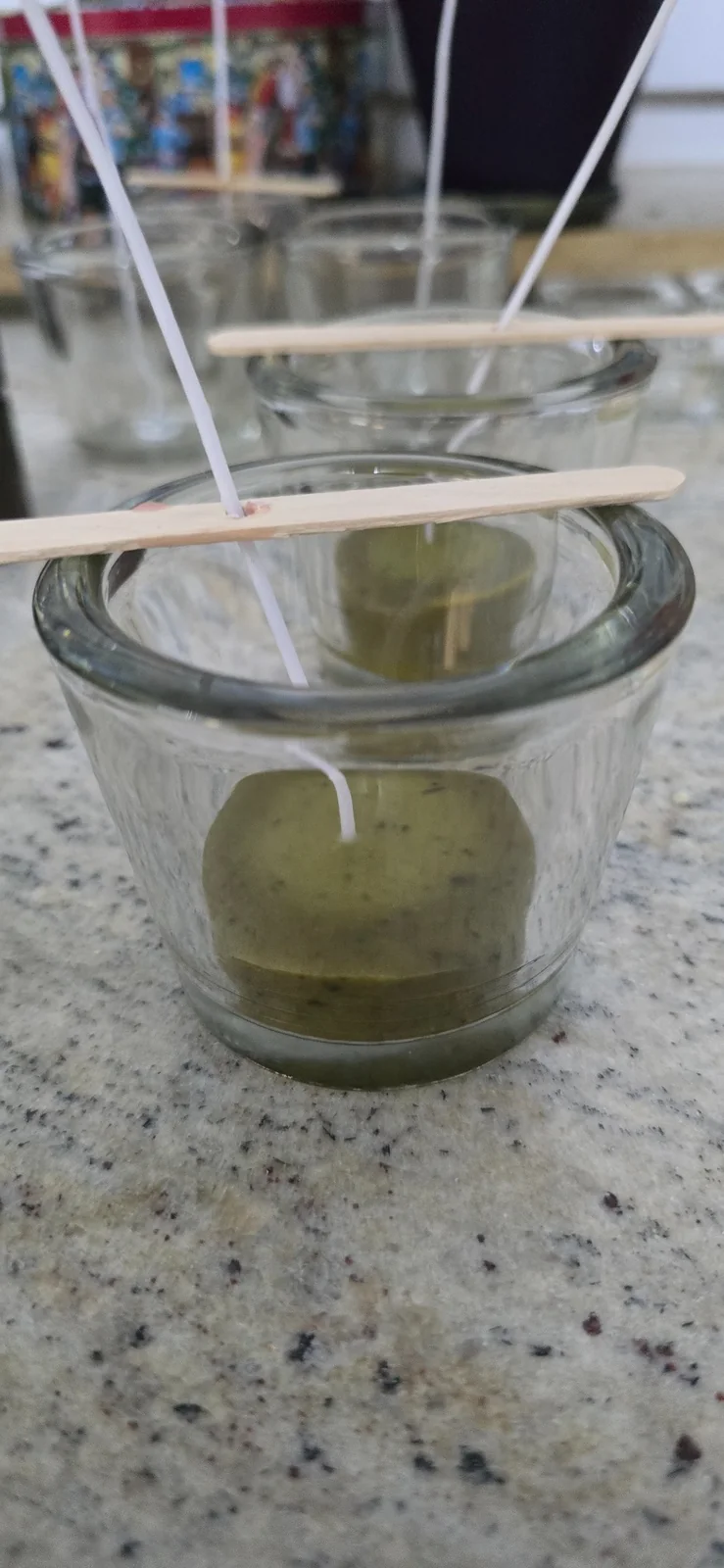 Olivgrüne Kratom-Kerze im Detail Olivgrüne Kratom-Kerze im Glas in der Detailansicht