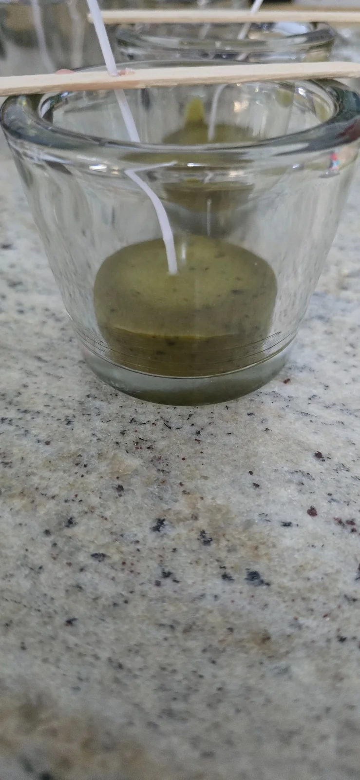 Kratom-Kerze – Oberfläche und Docht im Detail Detailaufnahme einer Kratom-Kerze mit sichtbarer Oberfläche