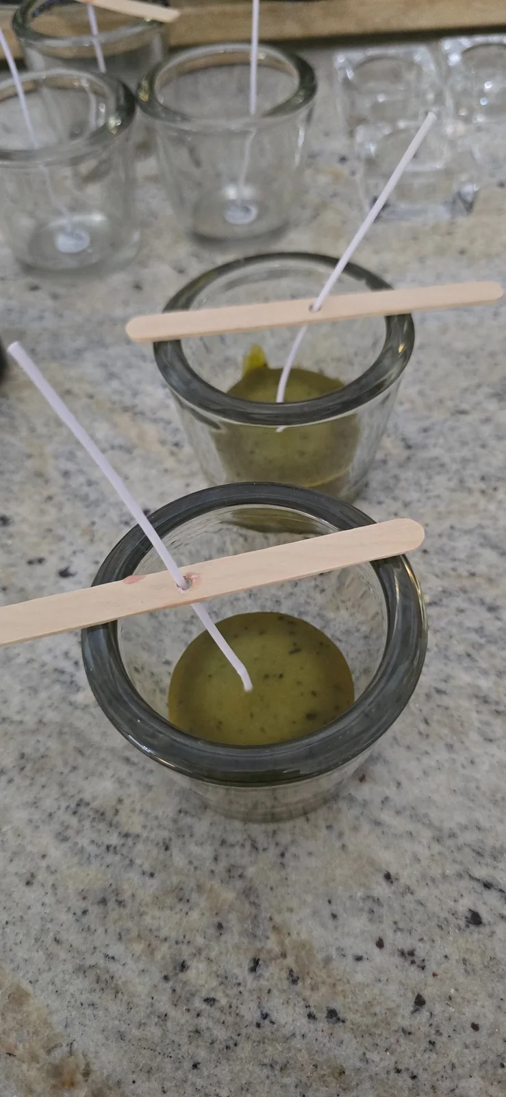 Schritt 4: Pflanzenpulver kontrolliert in Wachs einarbeiten Kratompulver wird für eine Kerzen-Wachsprobe vorbereitet
